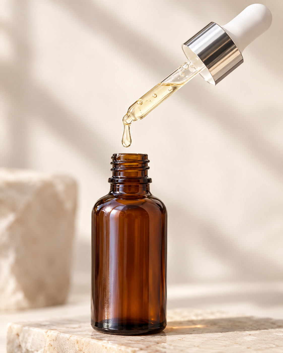 How Does This Antioxidant Serum Brighten Skin and Protect Against Daily Environmental Damage?